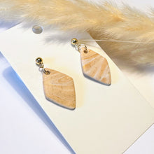 Lade das Bild in den Galerie-Viewer, Polymer Clay Ohrringe, Raute weiß/beige & gold, ca. 3,5 cm 🖐️