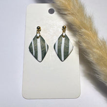 Lade das Bild in den Galerie-Viewer, Polymer Clay Ohrringe, Raute weiß/grau & gold, ca. 3,5 cm 🖐️