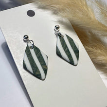 Lade das Bild in den Galerie-Viewer, Polymer Clay Ohrringe, Raute weiß/grau & silber, ca. 3,5 cm 🖐️