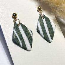 Lade das Bild in den Galerie-Viewer, Polymer Clay Ohrringe, Raute weiß/grau & gold, ca. 3,5 cm 🖐️