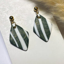 Lade das Bild in den Galerie-Viewer, Polymer Clay Ohrringe, Raute weiß/grau & gold, ca. 3,5 cm 🖐️
