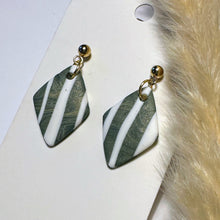 Lade das Bild in den Galerie-Viewer, Polymer Clay Ohrringe, Raute weiß/grau & gold, ca. 3,5 cm 🖐️