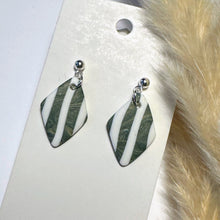 Lade das Bild in den Galerie-Viewer, Polymer Clay Ohrringe, Raute weiß/grau & silber, ca. 3,5 cm 🖐️