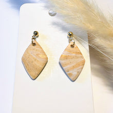 Lade das Bild in den Galerie-Viewer, Polymer Clay Ohrringe, Raute weiß/beige & gold, ca. 3,5 cm 🖐️