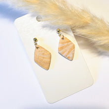 Lade das Bild in den Galerie-Viewer, Polymer Clay Ohrringe, Raute weiß/beige & gold, ca. 3,5 cm 🖐️