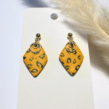 Lade das Bild in den Galerie-Viewer, Polymer Clay Ohrringe, Leo Raute, ca. 3,5cm 🖐️