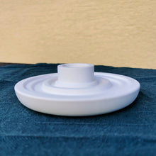 Lade das Bild in den Galerie-Viewer, Kerzenhalter mit Rillen, weiß, ca. 12 cm 🖐️