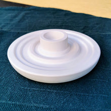 Lade das Bild in den Galerie-Viewer, Kerzenhalter mit Rillen, weiß, ca. 12 cm 🖐️