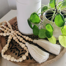 Lade das Bild in den Galerie-Viewer, Girlande aus Holzkugel