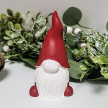 Lade das Bild in den Galerie-Viewer, Wichtel aus Gießpulver in weiß mit roter Zipfelmütze.