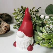 Lade das Bild in den Galerie-Viewer, Wichtel aus Gießpulver in weiß mit roter Zipfelmütze.