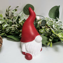 Lade das Bild in den Galerie-Viewer, Wichtel aus Gießpulver in weiß mit roter Zipfelmütze.