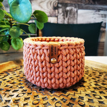 Lade das Bild in den Galerie-Viewer, Häkelkörbchen aus Bobbiny Garn in Terracotta auf einem Holzteller.