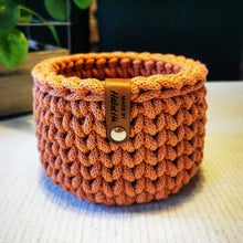 Lade das Bild in den Galerie-Viewer, Häkelkörbchen aus Bobbiny Garn in Terracotta auf einer cremefarbenen Tischdecke.