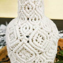 Lade das Bild in den Galerie-Viewer, Flasche mit Makramee offwhite, 22cm 🖐