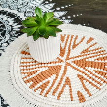 Lade das Bild in den Galerie-Viewer, Makramee Untersetzer, offwhite/hellbraun ca. 32 cm 🖐