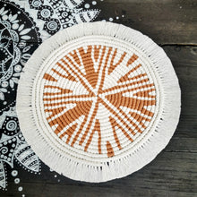 Lade das Bild in den Galerie-Viewer, Makramee Untersetzer, offwhite/hellbraun ca. 32 cm 🖐