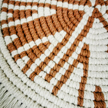 Lade das Bild in den Galerie-Viewer, Makramee Untersetzer, offwhite/hellbraun ca. 32 cm 🖐