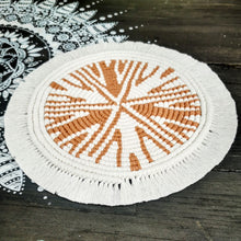 Lade das Bild in den Galerie-Viewer, Makramee Untersetzer, offwhite/hellbraun ca. 32 cm 🖐