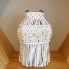Lade das Bild in den Galerie-Viewer, Makramee Vase mit Holzperlen, 19,5 cm