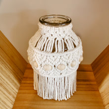 Lade das Bild in den Galerie-Viewer, Makramee Vase mit Holzperlen, 19,5 cm