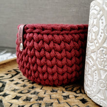 Lade das Bild in den Galerie-Viewer, Häkelkörbchen Weinrot, ca. 13 cm