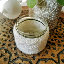 Lade das Bild in den Galerie-Viewer, Makramee Windlicht weiß, 9cm