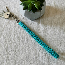 Lade das Bild in den Galerie-Viewer, Makramee Schlüsselanhänger mit Schlaufe, ca. 24 cm