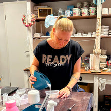 Lade das Bild in den Galerie-Viewer, Kindergeburtstag "Gipsfiguren gießen und bemalen ab 8 Jahren"