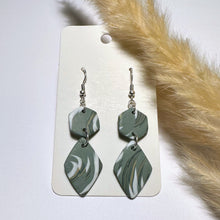 Lade das Bild in den Galerie-Viewer, Polymer Clay Ohrringe, grau/ weiß & silber, ca. 6cm 🖐️