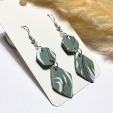 Lade das Bild in den Galerie-Viewer, Polymer Clay Ohrringe, grau/ weiß & silber, ca. 6cm 🖐️