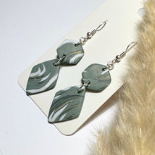 Lade das Bild in den Galerie-Viewer, Polymer Clay Ohrringe, grau/ weiß & silber, ca. 6cm 🖐️