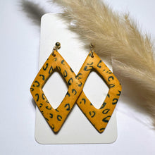 Lade das Bild in den Galerie-Viewer, Polymer Clay Ohrringe, Leo Raute, ca. 5,5cm 🖐️