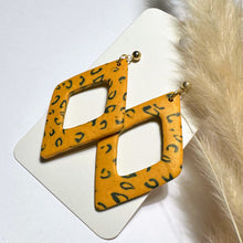 Lade das Bild in den Galerie-Viewer, Polymer Clay Ohrringe, Leo Raute, ca. 5,5cm 🖐️