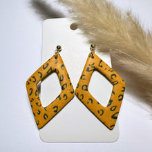 Lade das Bild in den Galerie-Viewer, Polymer Clay Ohrringe, Leo Raute, ca. 5,5cm 🖐️