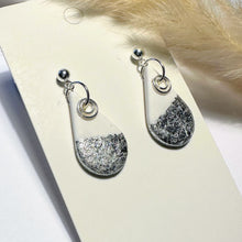 Lade das Bild in den Galerie-Viewer, Polymer Clay Ohrringe, Tropfen weiß & silber, ca. 3 cm 🖐️