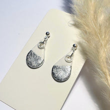 Lade das Bild in den Galerie-Viewer, Polymer Clay Ohrringe, Tropfen weiß & silber, ca. 3 cm 🖐️