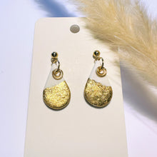 Lade das Bild in den Galerie-Viewer, Polymer Clay Ohrringe, Tropfen weiß & gold, ca. 3 cm 🖐️