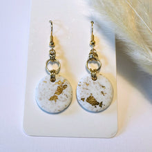Lade das Bild in den Galerie-Viewer, Polymer Clay Ohrringe, Kreis weiß & gold, ca. 5 cm 🖐️