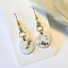 Lade das Bild in den Galerie-Viewer, Polymer Clay Ohrringe, Kreis weiß & gold, ca. 5 cm 🖐️