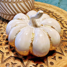 Lade das Bild in den Galerie-Viewer, Keramikkürbis mit Blattmetall, Milchweiß und Gold, 15 cm