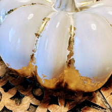 Lade das Bild in den Galerie-Viewer, Keramikkürbis mit Blattmetall, Milchweiß und Gold, 15 cm