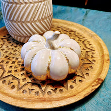 Lade das Bild in den Galerie-Viewer, Keramikkürbis mit Blattmetall, Milchweiß und Gold, 15 cm