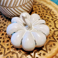 Lade das Bild in den Galerie-Viewer, Keramikkürbis mit Blattmetall, Milchweiß und Silber, 15 cm