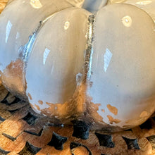 Lade das Bild in den Galerie-Viewer, Keramikkürbis mit Blattmetall, Milchweiß und Silber, 15 cm