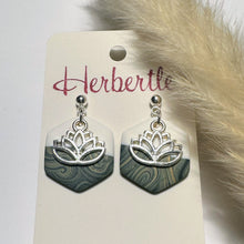 Lade das Bild in den Galerie-Viewer, Polymer Clay Ohrringe, Hexagon grau/beige/weiß & silber ca. 3 cm 🖐️