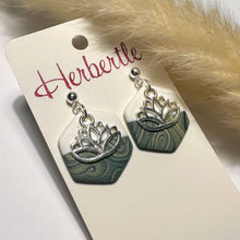 Lade das Bild in den Galerie-Viewer, Polymer Clay Ohrringe, Hexagon grau/beige/weiß & silber ca. 3 cm 🖐️