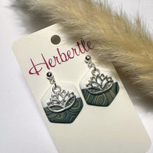 Lade das Bild in den Galerie-Viewer, Polymer Clay Ohrringe, Hexagon grau/beige/weiß & silber ca. 3 cm 🖐️