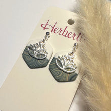 Lade das Bild in den Galerie-Viewer, Polymer Clay Ohrringe, Hexagon grau/beige/weiß & silber ca. 3 cm 🖐️