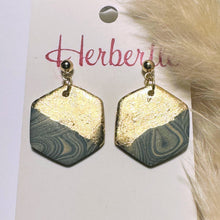 Lade das Bild in den Galerie-Viewer, Polymer Clay Ohrringe, Hexagon grau/beige & gold, ca. 3 cm 🖐️